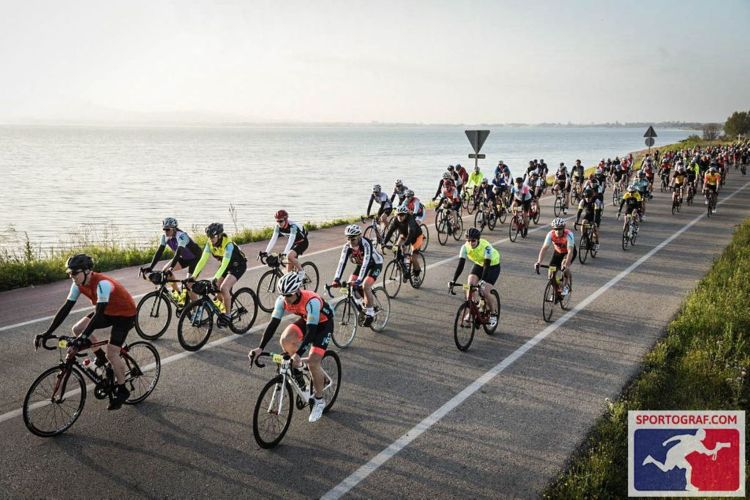 At the Bay of Alcudia, soon after the start of the 2018 Mallorca 312 with Leslie
